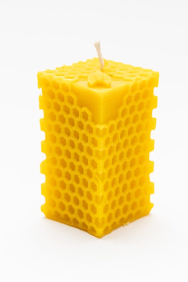 Svíčka ze včelího vosku - motiv kostka z plástů